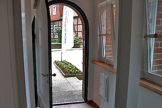 Evangelisches Zentrum Ostholstein, Eutin, offene Tür am Eingang. Foto: Döbler